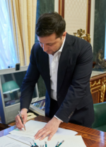 Зеленский подписал закон о рынке земли