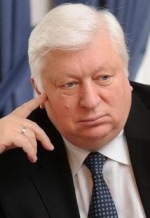 Экс-генпрокурор Виктор Пшонка, убегая из страны, прихватил с собой служебное авто