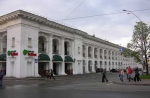 Гостиный двор "пакращили" срубанными деревьями