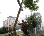 Активисток Femen допросили из-за спиленного ними поклонного креста</a>