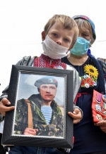 Семьи погибших под Иловайском и Дебальцево военных пикетировали посольство РФ в Киеве (фото)