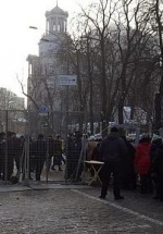 Институтскую перекрыли, поставили забор и металлоискатели (фото)