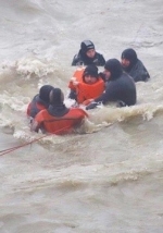 Водолазы "вытащили" экипаж выброшенного на мель танкера (видео)