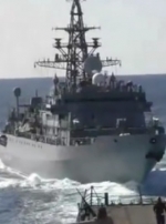Российский корабль на опасное расстояние приблизился к эсминцу США (видео)