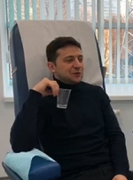 Зеленский наперегонки с Порошенко сдал анализы (фото, видео)