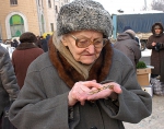 В России предлагают повысить выплаты пенсионерам за счет зарплат их детей