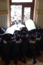 В Черновцах штурмуют ОГА