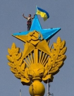 На высотке в центре Москвы вывесили украинский флаг (фото)
