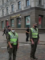 Мужчина захватил банк в центре Киева и угрожает взорвать бизнес-центр (фото, видео)