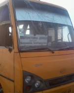 Под Волновахой снаряд попал в пассажирский автобус. 10 человек погибли (фото)