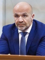 Мангера задержали и везут из больницы в суд