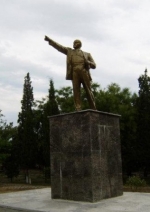 В городском саду Судака неизвестные разрушили памятник Ленину (фото)