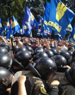 После голосования за децентрализацию под Радой начались столкновения (ФОТО, ВИДЕО)