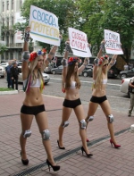 Милиция пришла с обыском к Femen. В движении заявляют, что им подбросили оружие и компрометирующие материалы (фото, видео)