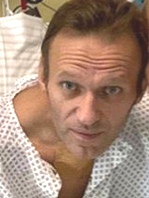 Российский оппозиционер Алексей Навальный уже может сам дышать и показал фото