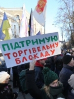 19 февраля в столкновениях пострадали 3 полицейских, девушке сломали пальцы