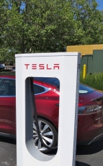 Tesla впервые заработала более 1 миллиарда долларов чистой прибыли за квартал