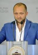 На комитете показали видео, как  помощница Полякова получала, а затем передавала ему взятки (фото)