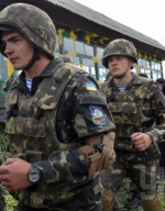 СМИ: Украинские военнослужащие в Перевальном сдают оружие