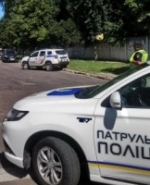 Злоумышленник с заложником полицейским едет в сторону Киева, ввели операцию "Гром"