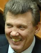 Под КС проходит митинг за отмену "закона Кивалова-Колесниченко"
