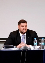 "Безграмотный" губернатор продолжает работу после испытательного срока