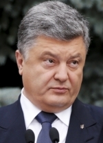 Порошенко: Украина начинает отвод вооружения калибром менее 100 мм