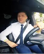 Зеленский записал видео о выборах за рулем Tesla (видео)