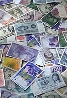 Украинцы начали получать е-лицензии на перечисление валюты за границу