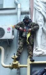 Под домом Саакашвили мужчина угрожал самосожжением (фото)