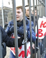 Патриоты приковали себя наручниками к Администрации Президента (ФОТО)
