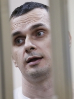 Активисты в Москве вывесили трехметровый баннер в поддержку Сенцова