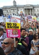В Лондоне десятки тысяч человек вышли на антитрамповский протест (фото)