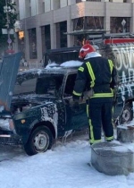 На Крещатике мужчина облил из канистры авто и поджег шины (видео)