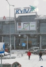 Аэропорт "Киев" переносит рейсы в "Борисполь" из-за снега (фото)