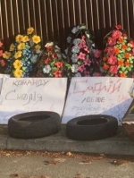 Смолию неподалеку от дома устроили акцию с гробами и венками (фото)