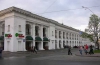 Гостиный двор "пакращили" срубанными деревьями