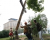 Активисток Femen допросили из-за спиленного ними поклонного креста</a>