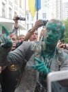 Шабунина под зданием САП облили зеленкой (фото)