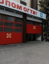 Боевики ДНР заставили работников госслужбы по чрезвычайным ситуациям покинуть здание и начали строить рядом баррикады (видео)
