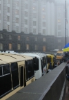 С правительственного квартала массово уезжают автобусы с силовиками