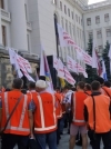 Под Офисом Президента в оранжевых жилетах митингуют железнодорожники (фото)