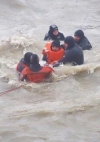 Водолазы "вытащили" экипаж выброшенного на мель танкера (видео)