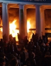 В сети появилось видео, где "беркутовец" бьет активистов на колоннаде, после чего один упал и разбился (ВИДЕО)
