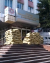 Террористы взяли в заложники милиционеров в Донецке, одного - убили
