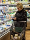 Крупные супермаркеты сокращают время работы из-за ограничений общественного транспорта