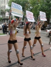 Милиция пришла с обыском к Femen. В движении заявляют, что им подбросили оружие и компрометирующие материалы (фото, видео)