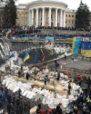 Демонстранты оттеснили "Беркут" к Октябрьскому дворцу. Силовики отстреливаются (фото, видео)