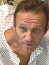 Российский оппозиционер Алексей Навальный уже может сам дышать и показал фото