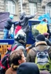 Митингующие колонной блокируют правительственный квартал